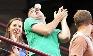 thumbs_fail_baseball_fan_catch_ball